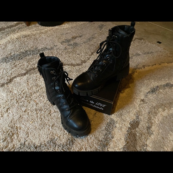 Cute black boots. Los Angeles… - Picture 4 of 11